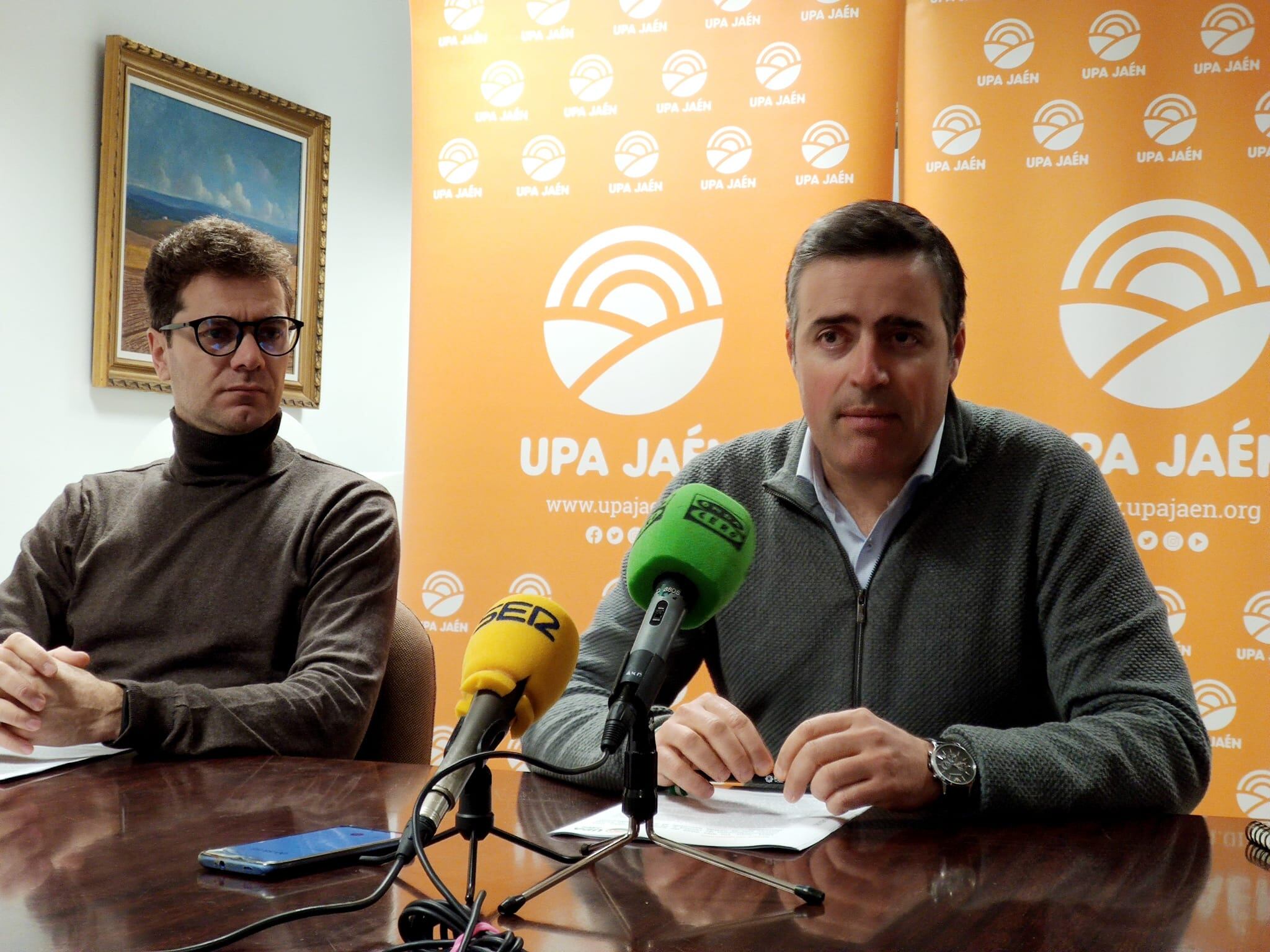 El secretario general de UPA Jaén y Andalucía, Cristóbal Cano, junto al vicesecretario general de Agricultura, Jesús Cózar, durante una rueda de prensa de balance del año 2022