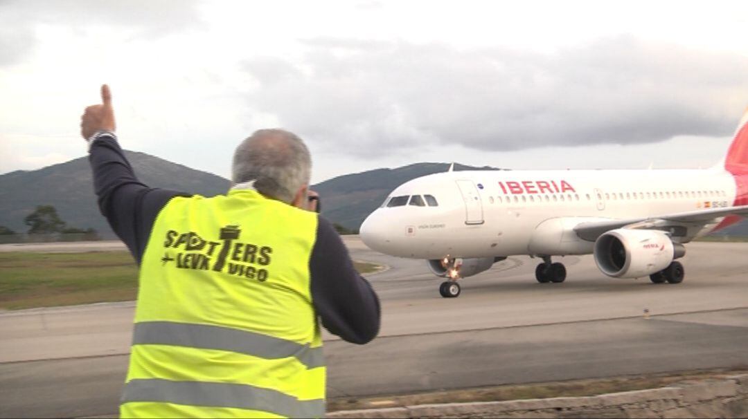 Pepe de Spotters Levs Vigo saludando a los pilotos de un vuelo de Iberia en Peinador. 