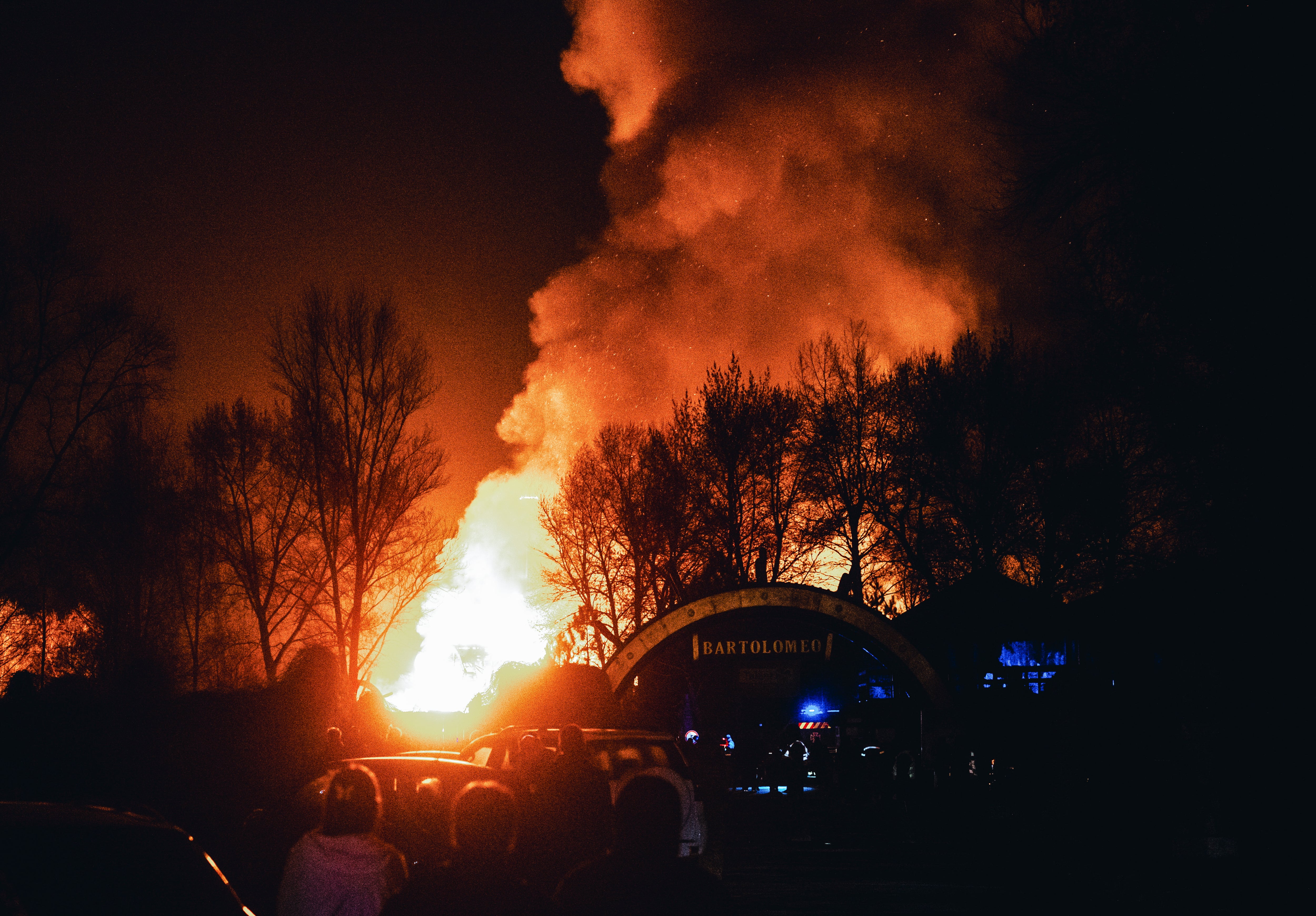 Un complejo de hoteles y restaurantes ardiendo tras un ataque aéreo de drones rusos