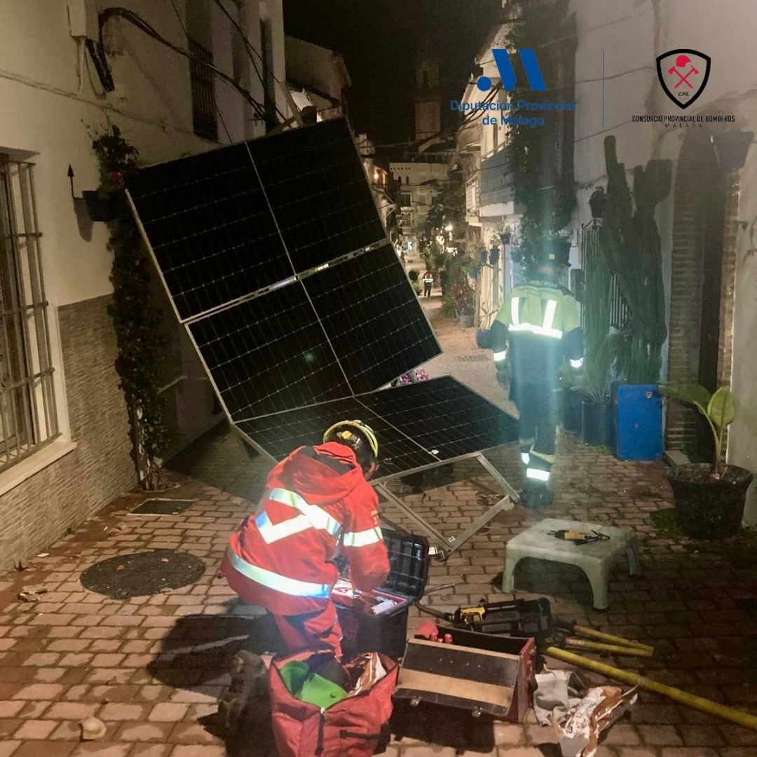 Bomberos retiran placas solares desprendidas por el viento en Estepona