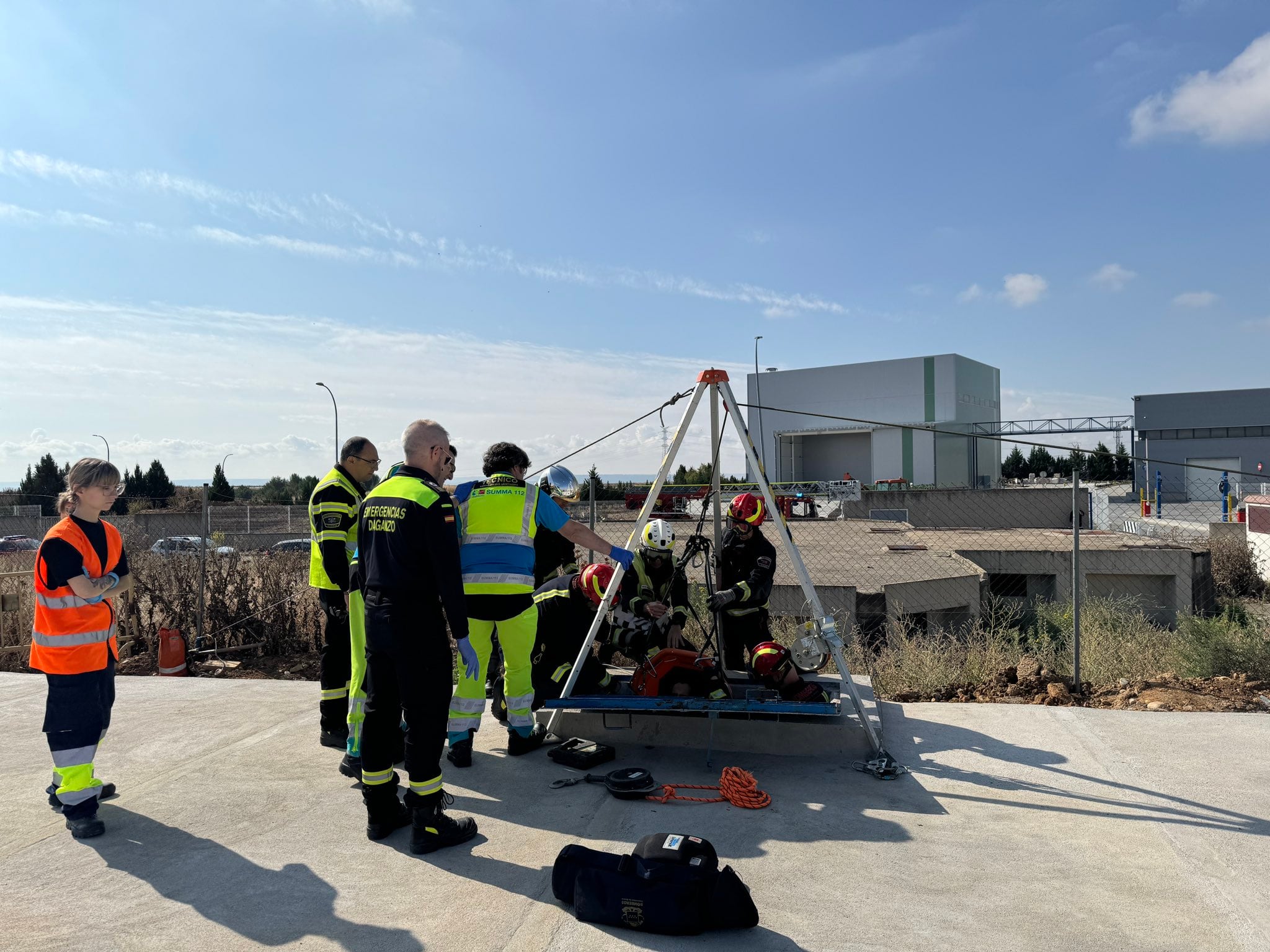 Los bomberos rescatan a un trabajador del interior de un depósito de agua en Cobeña