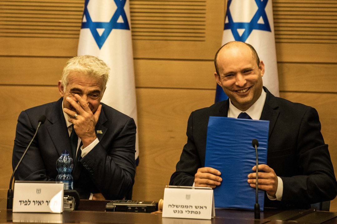 El nuevo primer ministro israelí, Naftali Bennett (D), líder de Yamina y Yair Lapid, líder de Yesh Atid.