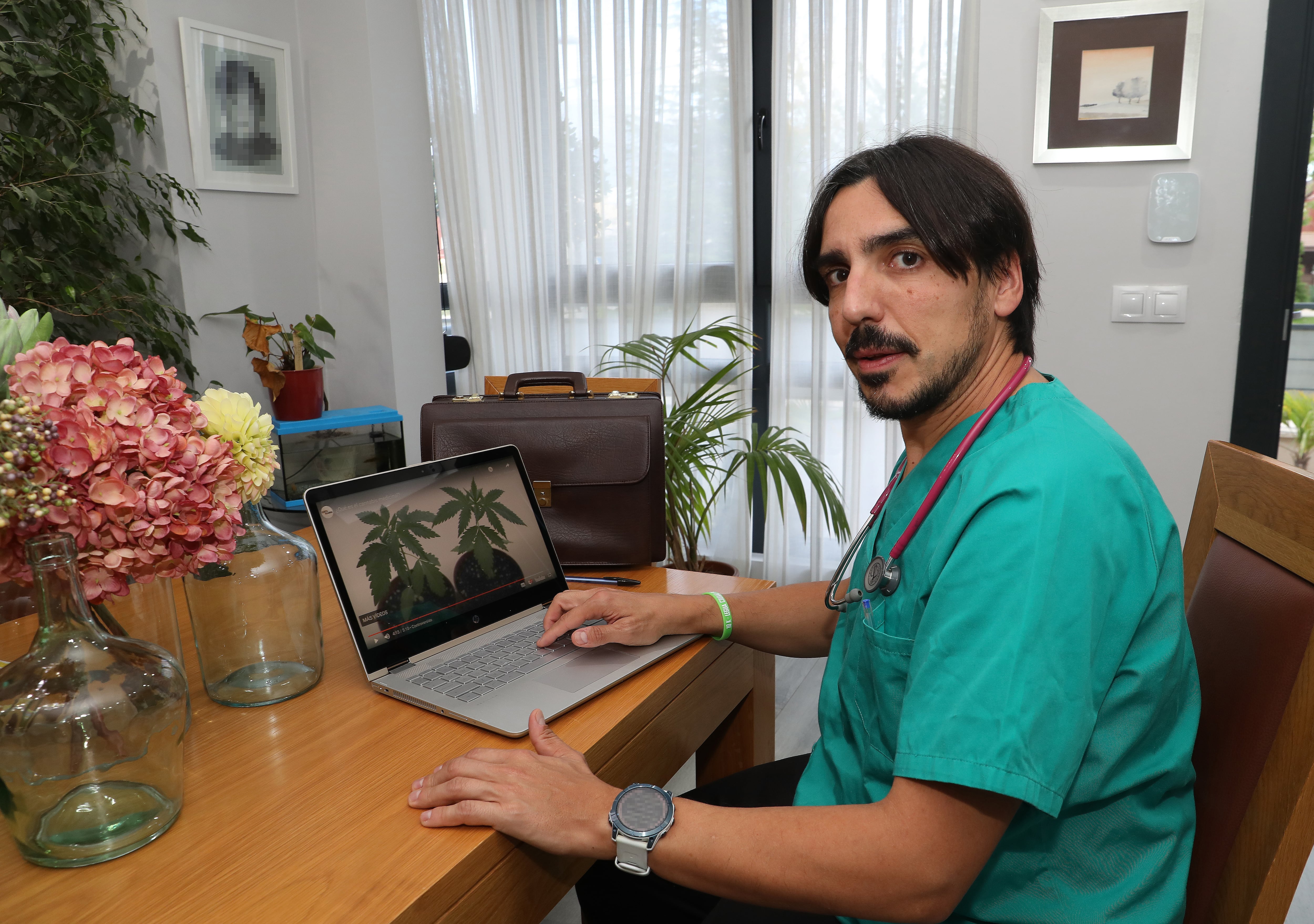 El cannabis como medicina para paliar enfermedades crónicas, en la imagen el doctor Javier Calaveras, que ha investigado sobre el uso medicinal de esta planta