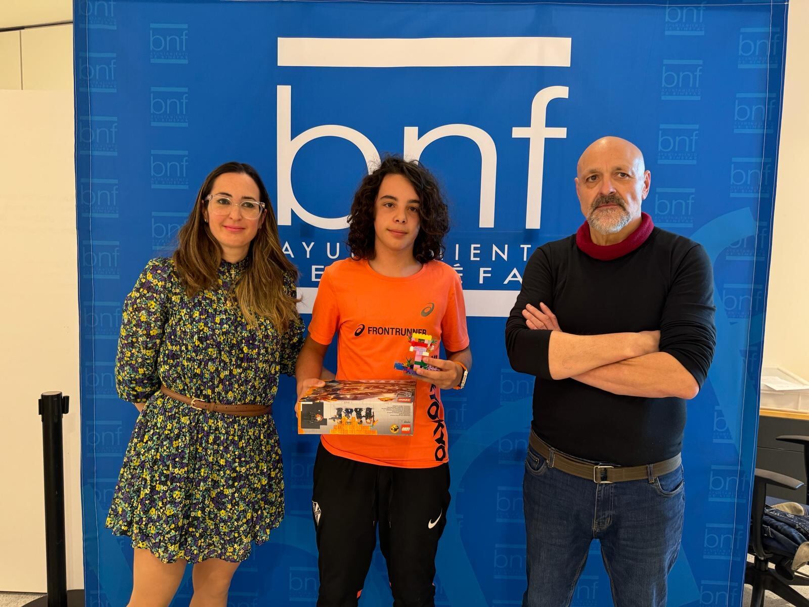 Beatriz Oliván y Rafael López con el ganador Iker Cremades