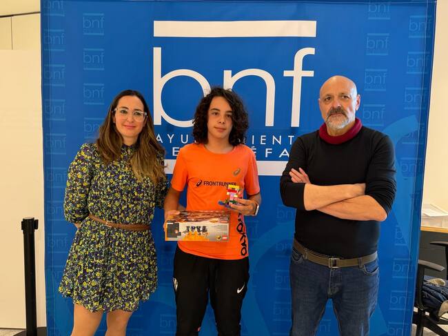 Beatriz Oliván y Rafael López con el ganador Iker Cremades