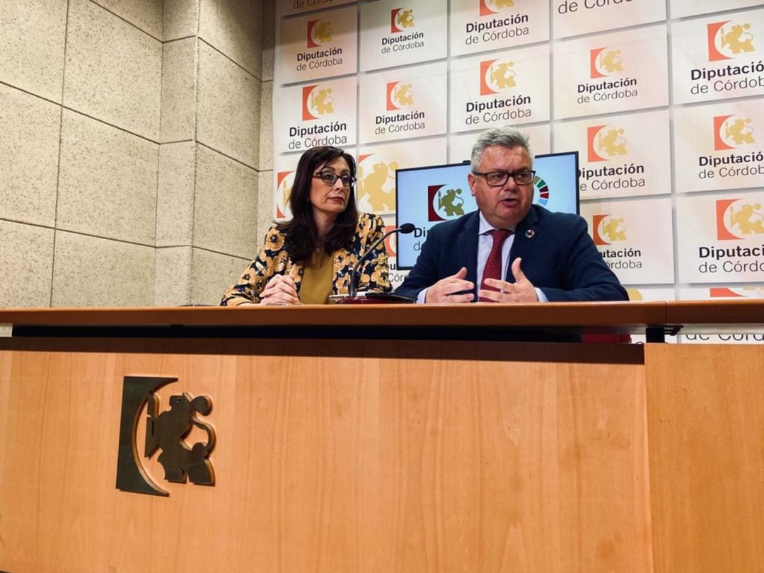 El delegado de recursos humanos de la Diputación de Córdoba, Esteban Morales, comparece ante los medios junto a la vicepresidenta primera, Felisa Cañete. 