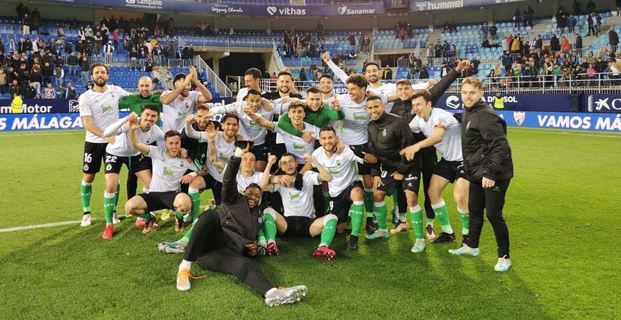 Los jugadores del Racing festejan la victoria en La Rosaleda