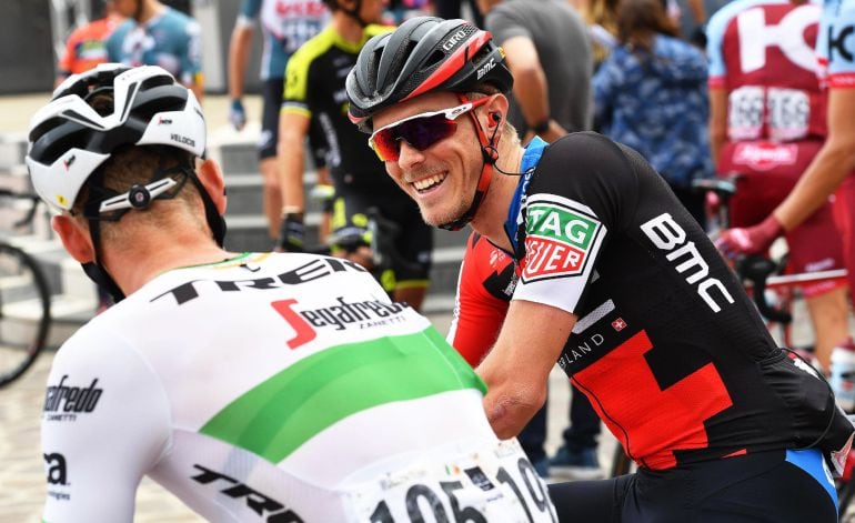 Rohan Dennis de BMC Racing Team habla con Ryan Mullen de Trek - Segafredo.