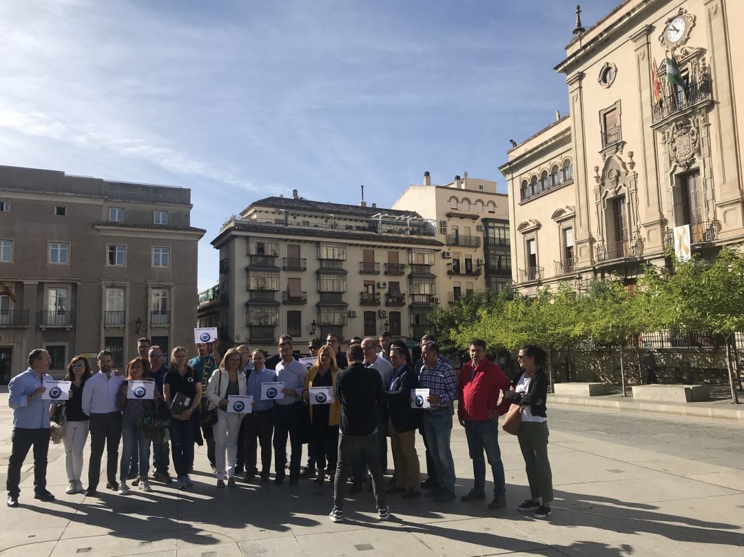 Miembros del Partido Popular junto a trabajadores de Onda Jaén.