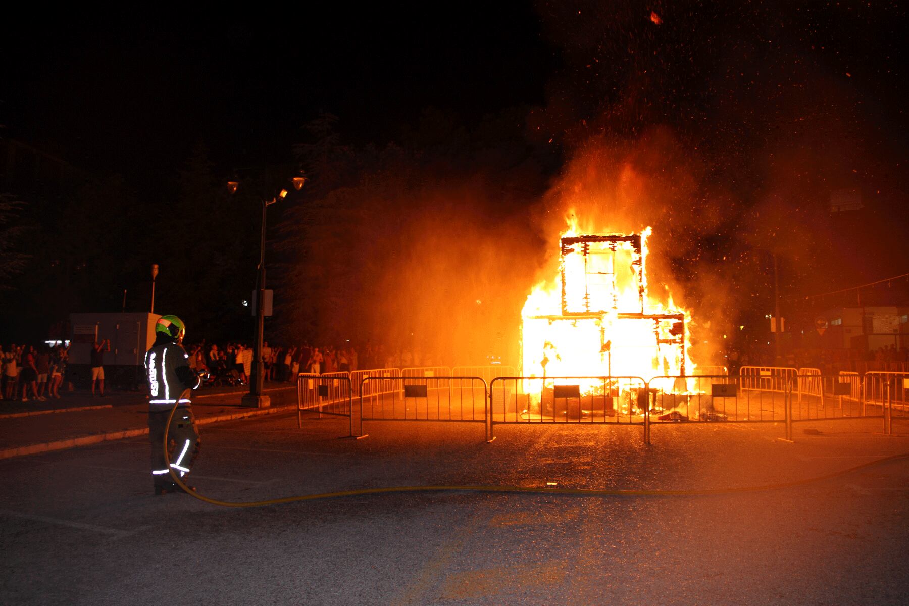 Momentos finales de la 'Cremà' con la estructura básica de la Foguera aún en pie