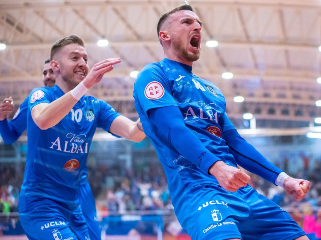 Imagen de la celebración del primer gol del Viña Albali Valdepeñas, durante el encuentro frente al Jaén Paraíso Interior (3-2) 