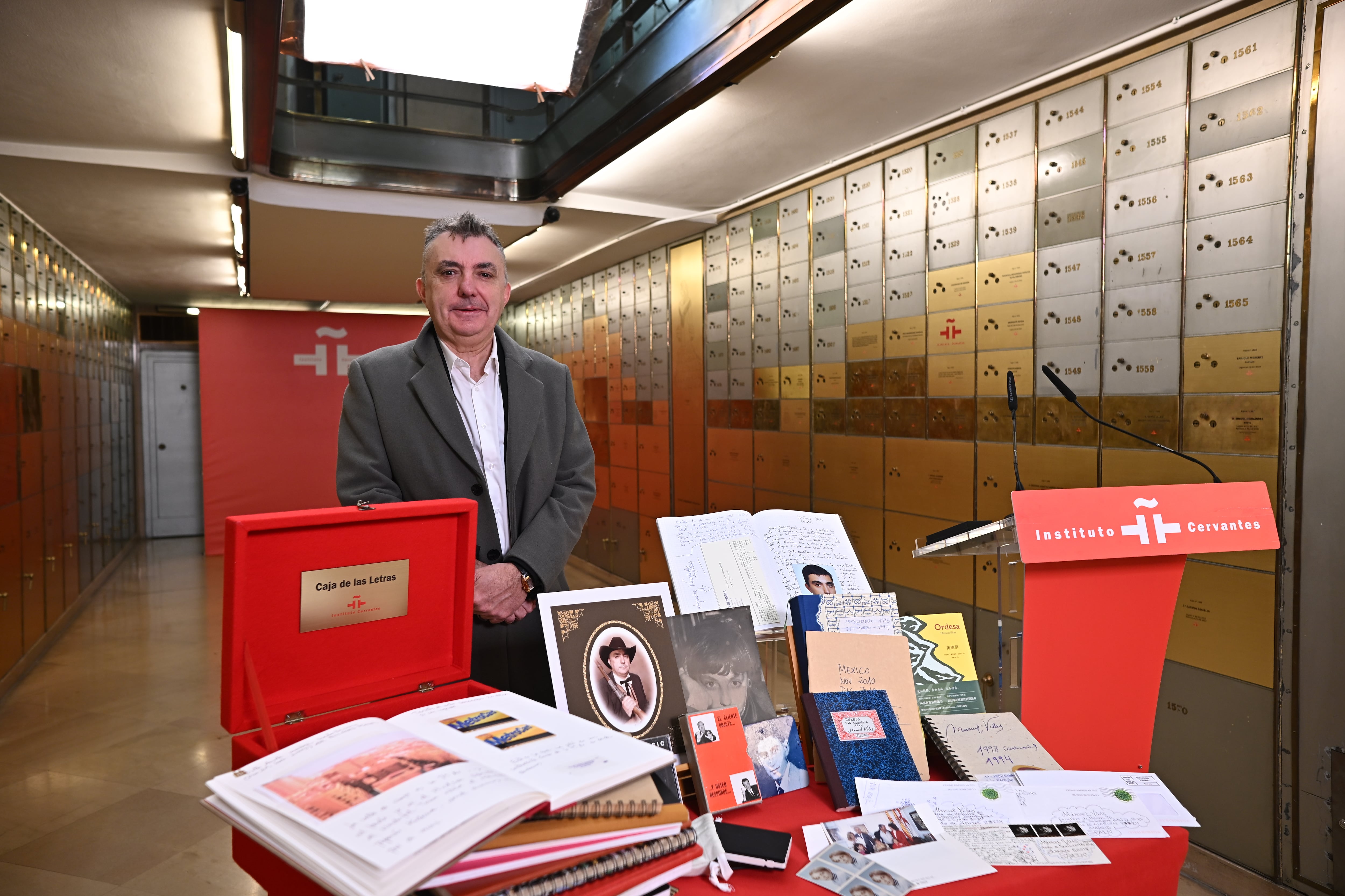 El escritor Manuel Vilas posa con sus originales y material diverso antes de ingresar en la Caja de las Letras. 