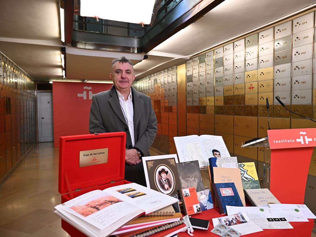 El escritor Manuel Vilas entrega sus diarios íntimos a la Caja de las Letras como legado