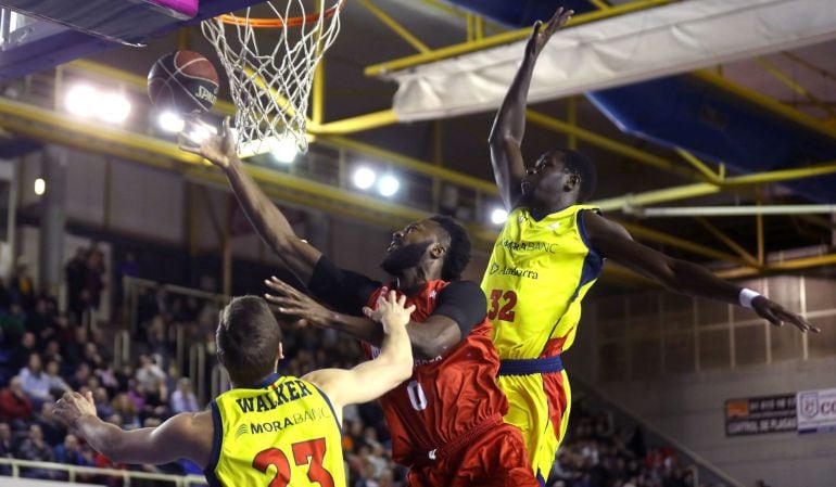 El pivot inglés del Montakit Fuenlabrada Gabe Olaseni (c) entra a canasta ante al pivot francés del Morabanc Andorra Landing Sané (d) en partido de la liga Endesa del pasado sábado en el Pabellón Fernando Martín.