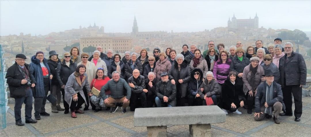 Verónica Cabanillas junto a un numeroso grupo de turistas con Toledo, y su Alcazar al fondo.