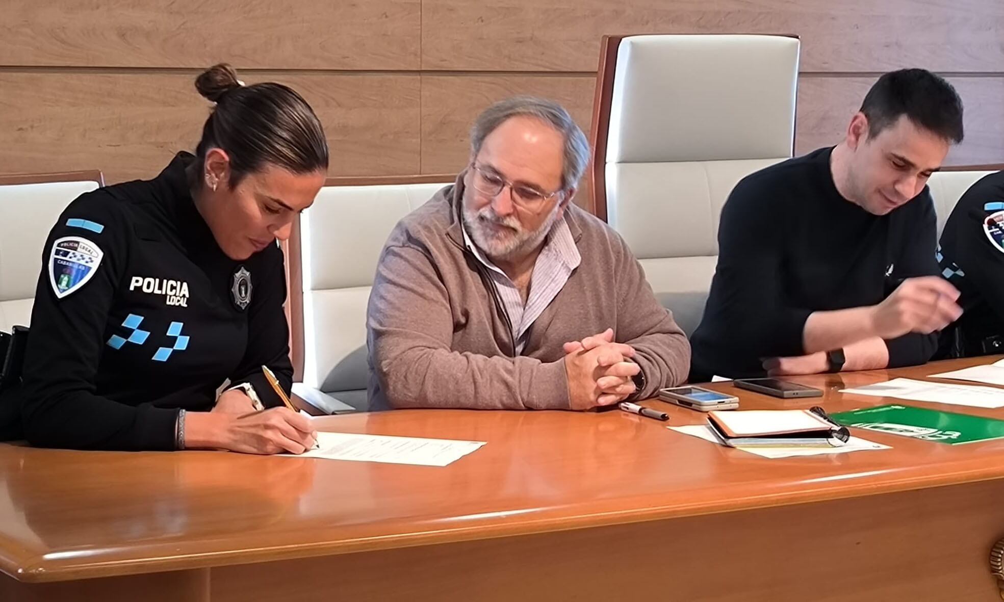 Una de las nuevas agentes firma su incorporación