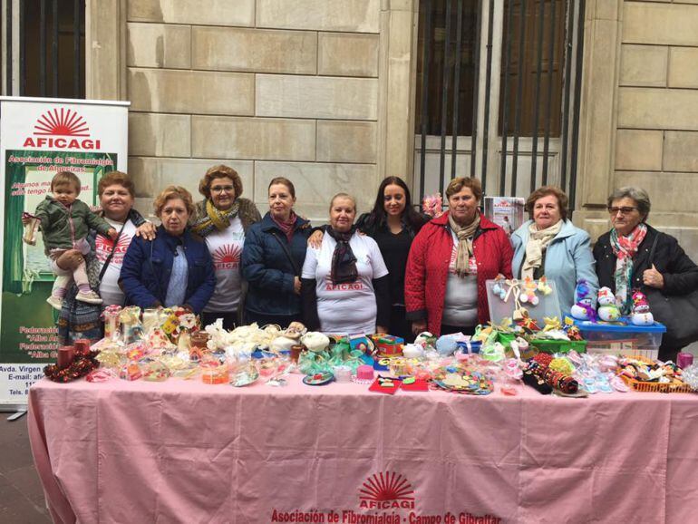 La Asociación de Fibromialgia del Campo de Gibraltar en la calle Ancha de Algeciras durante una cuestación.