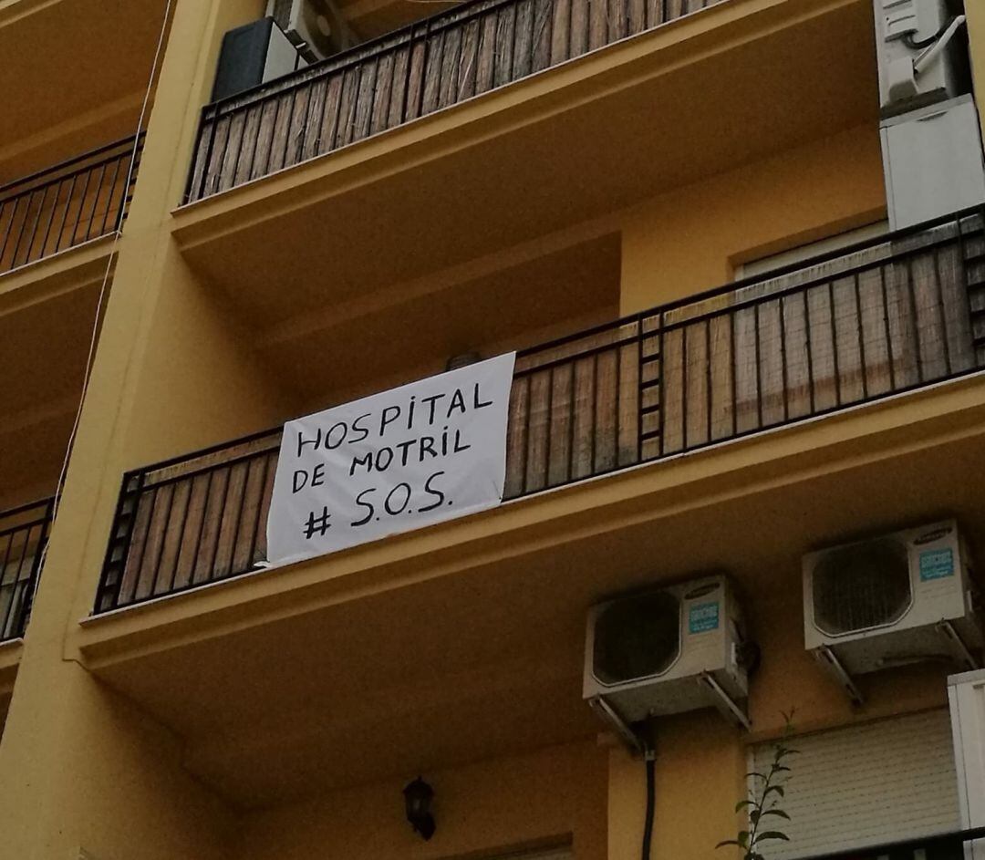 Sábana colgada en uno de  los balcones de Motril donde se puede leer &quot;Hospital de Motril SOS&quot;