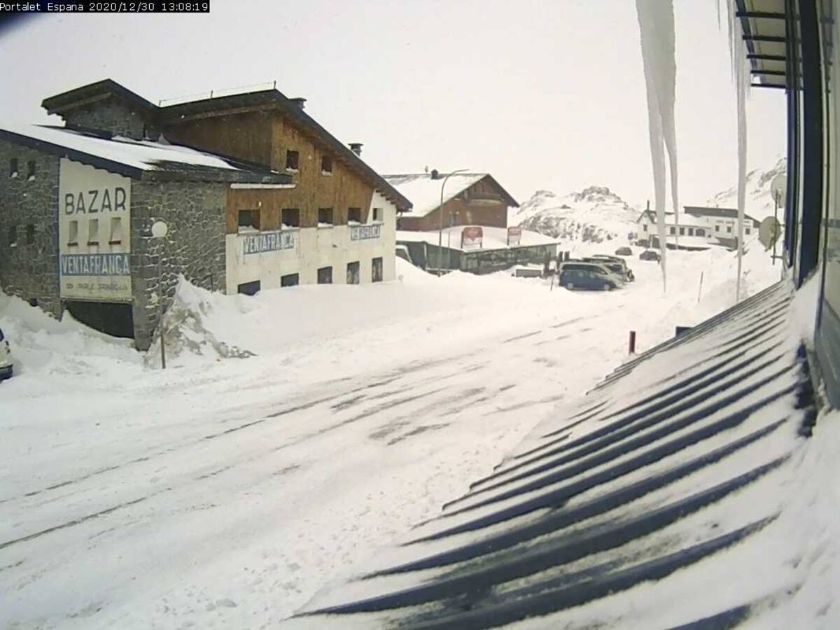 La nieve y las avalanchas dificultan el tráfico en el Portalet y lo impiden hacia los Baños de Panticosa