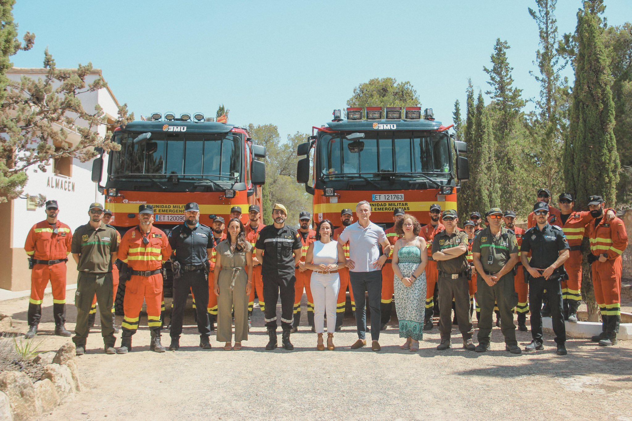 Miembros de la UME, agentes forestales, el director General de Emergencias y la alcaldesa de Yecla