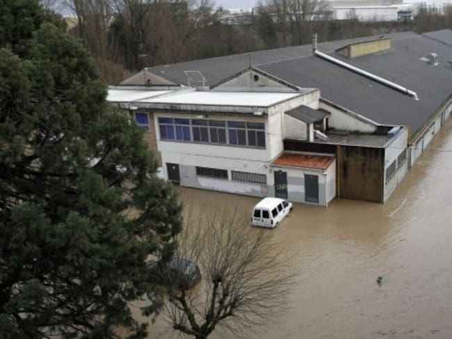 El río Ulzama se ha desbordado a su paso por la localidad navarra de Villava anegando parques y calles.