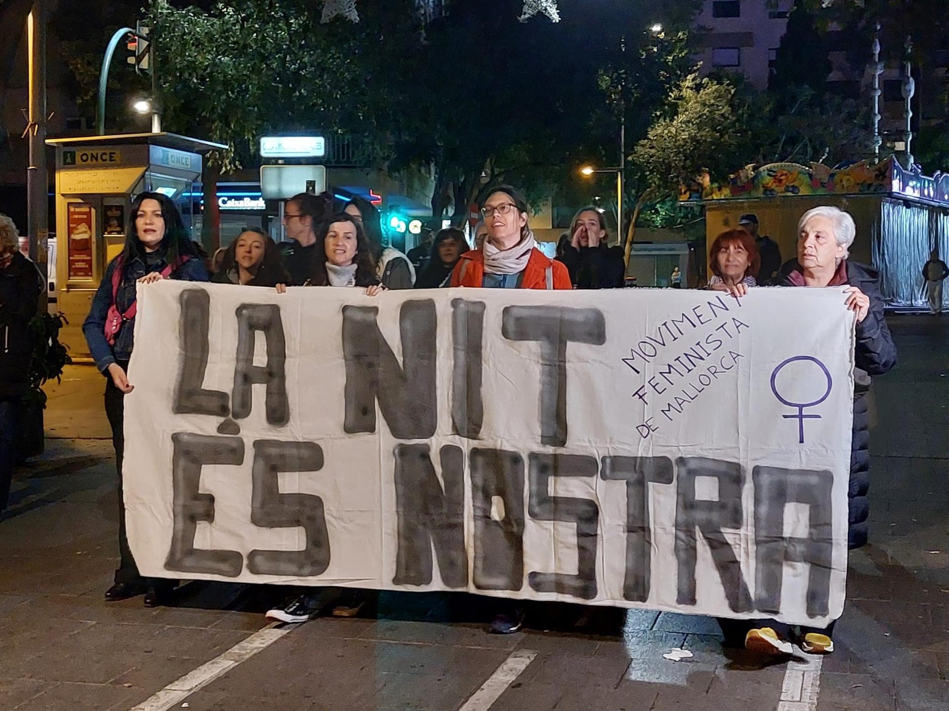 Una veintena de mujeres ha protestado en Palma en vísperas del 25N.