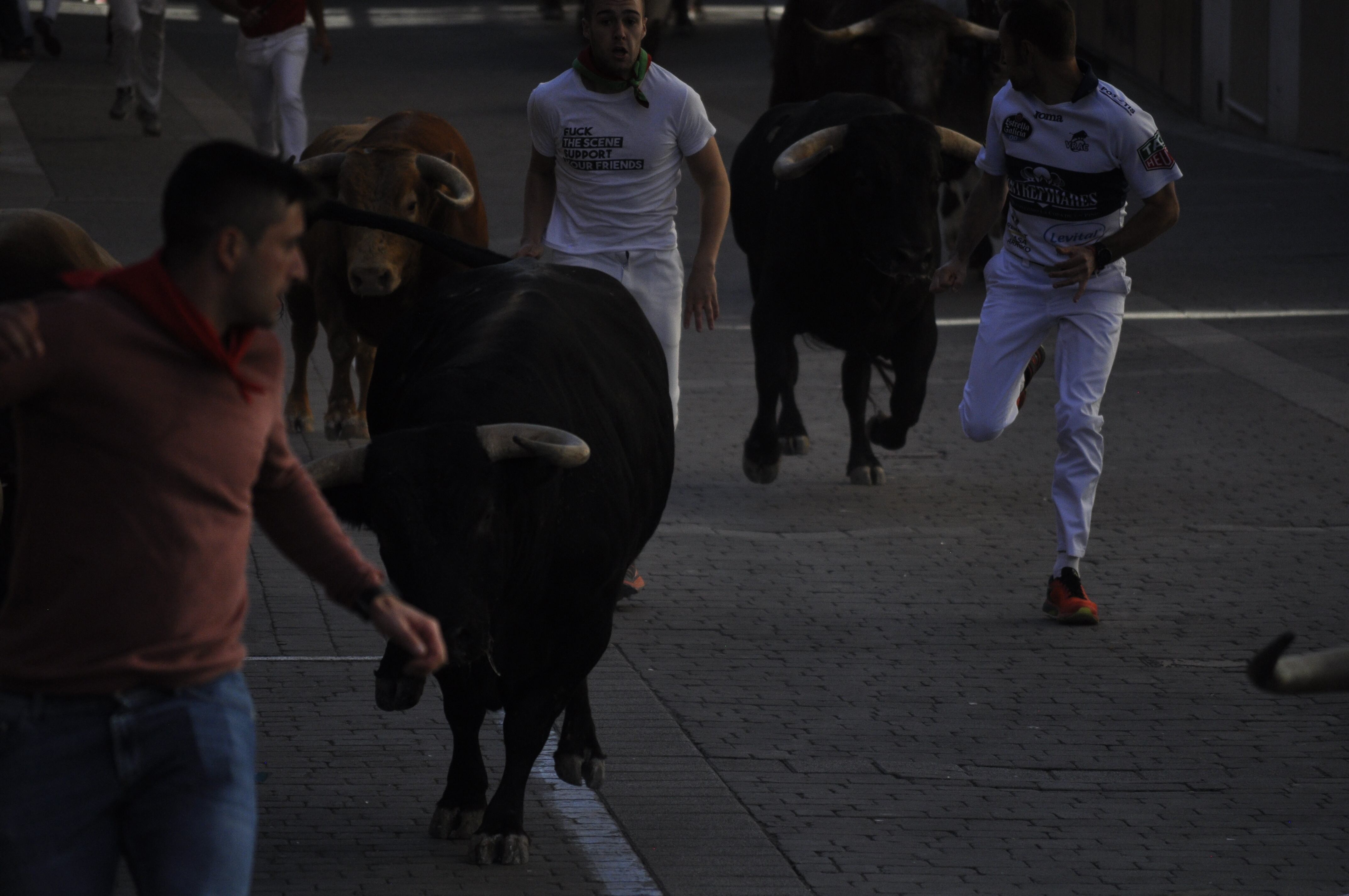 Los  toros de Alcurrucén ascienden por la calle Parras