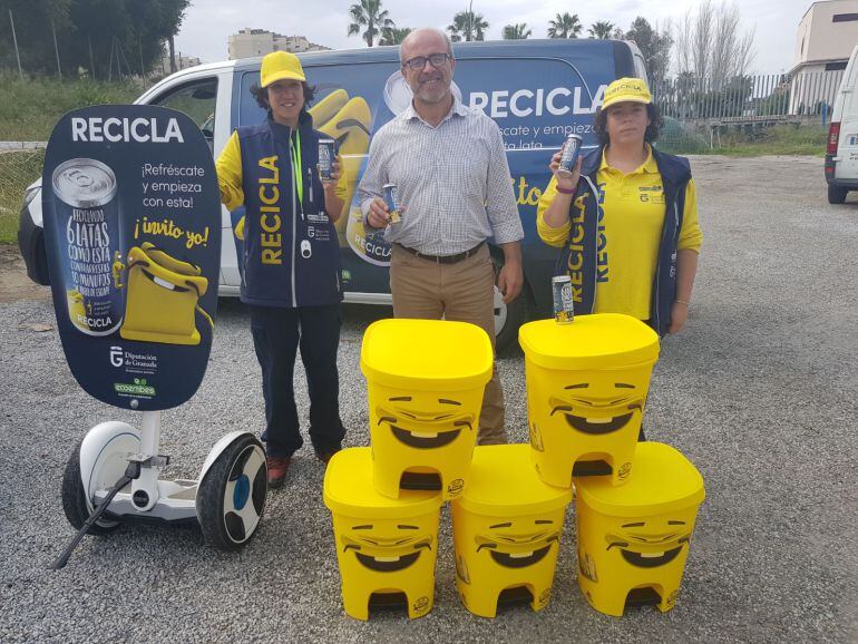 El concejal de medio ambiente de Almuñécar, Luis Aragón, presenta la campaña  de reciclaje