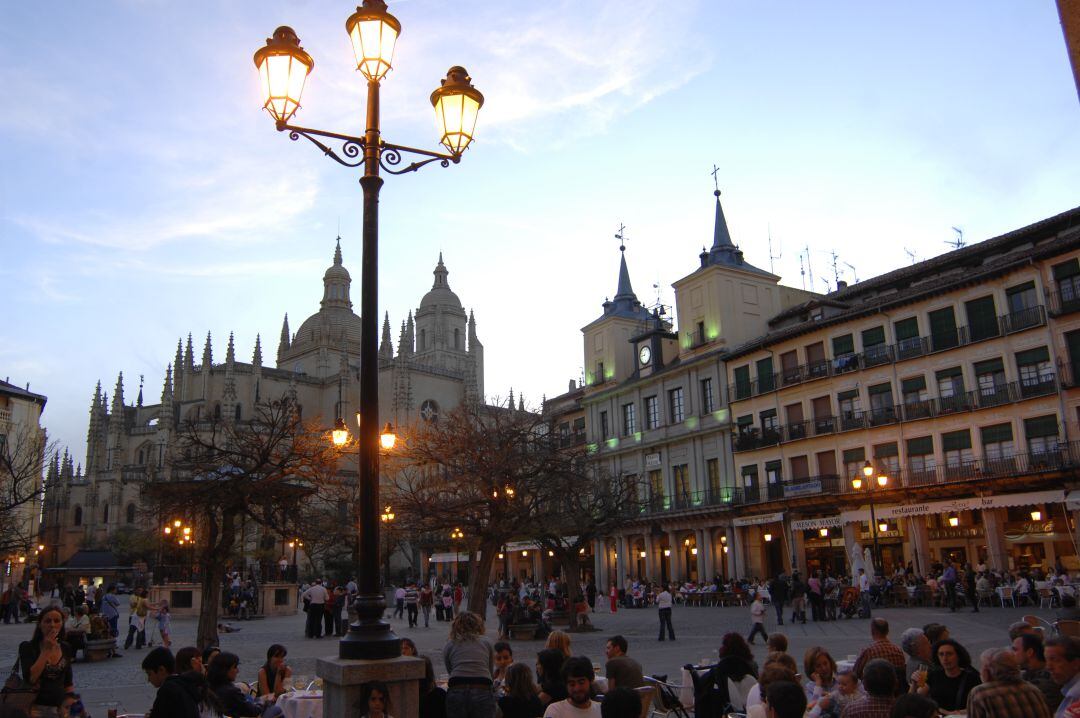 Los empresarios solicitan ayudas a las administraciones 