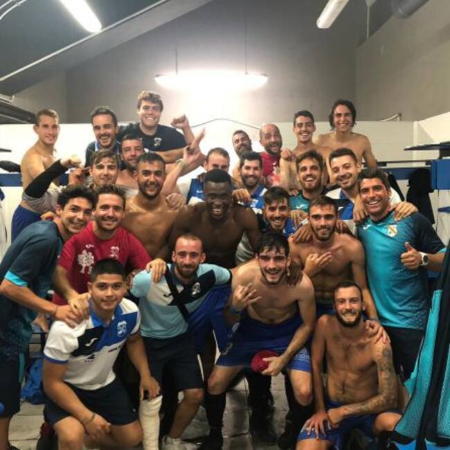 Celebración del equiop tras la victoria ante la UE Gandia