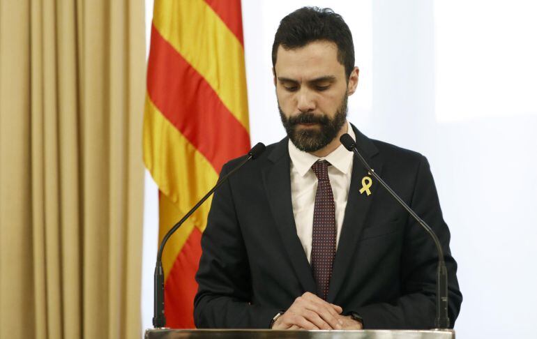 El presidente del Parlament, Roger Torrent, durante la comparecencia que ha realizado para anunciar que se aplazaba el pleno de investidura