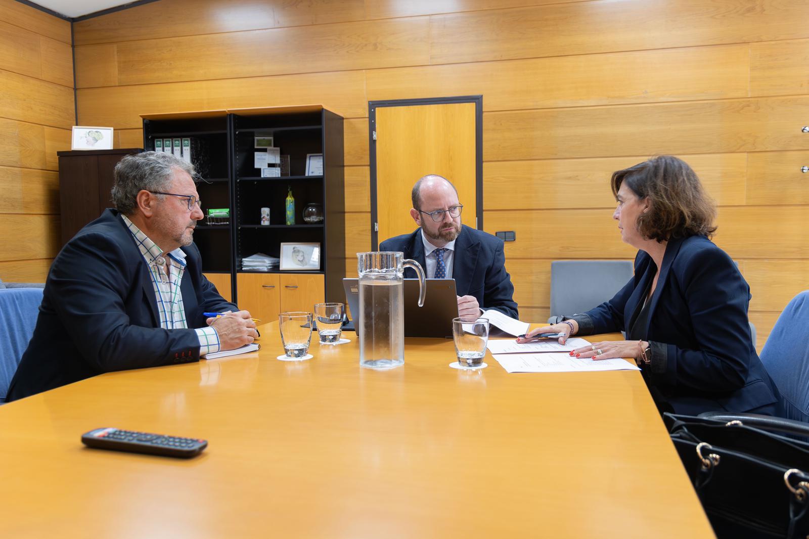 El Concejal de Salud y la Alcaldesa de Palma del Río reunidos con el Secretario General de Planificación Asistencial y Consumo de la Consejería de Salud.