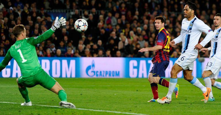 Leo Messi marca en la eliminatoria de 1/16 de final de la Champions de la temporada pasada.