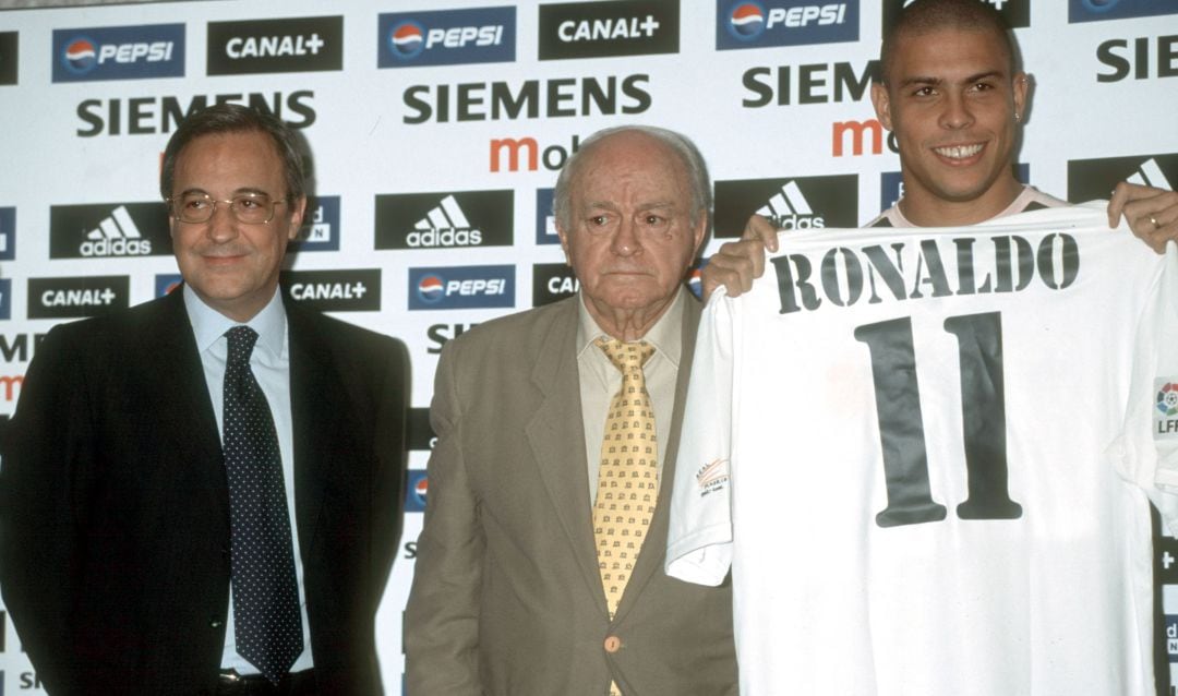 Florentino Pérez y Alfredo Di Stéfano, en la presentación de Ronaldo como jugador del Real Madrid.