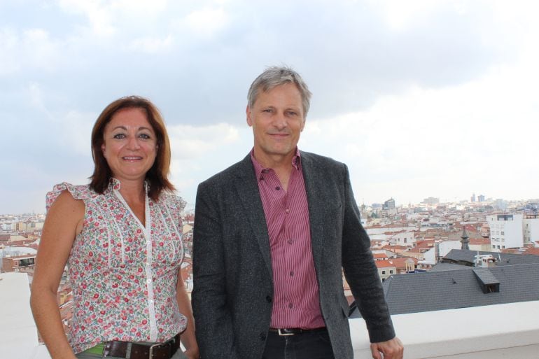 Rocío Ramos-Paul y Viggo Mortensen en los exteriores de la Cadena SER.