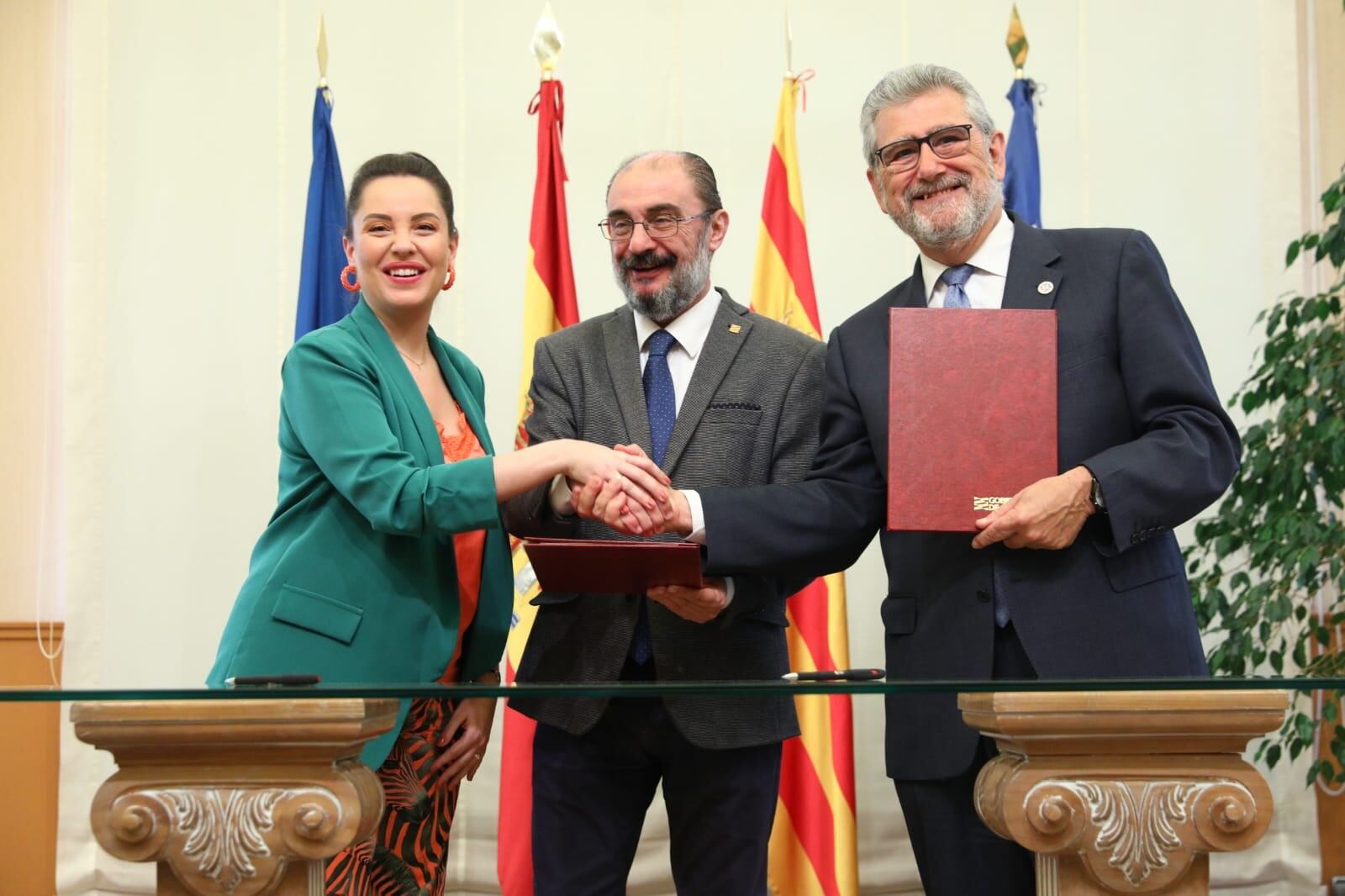 Firma del acuerdo del contrato programa del Gobierno de Aragón con la Universidad de Zaragoza. De izquierda a derecha, Maru Díaz (consejera de Ciencia y Universidad), Javier Lambán (presidente de Aragón) y José Antonio Mayoral (rector de la Universidad de Zaragoza)