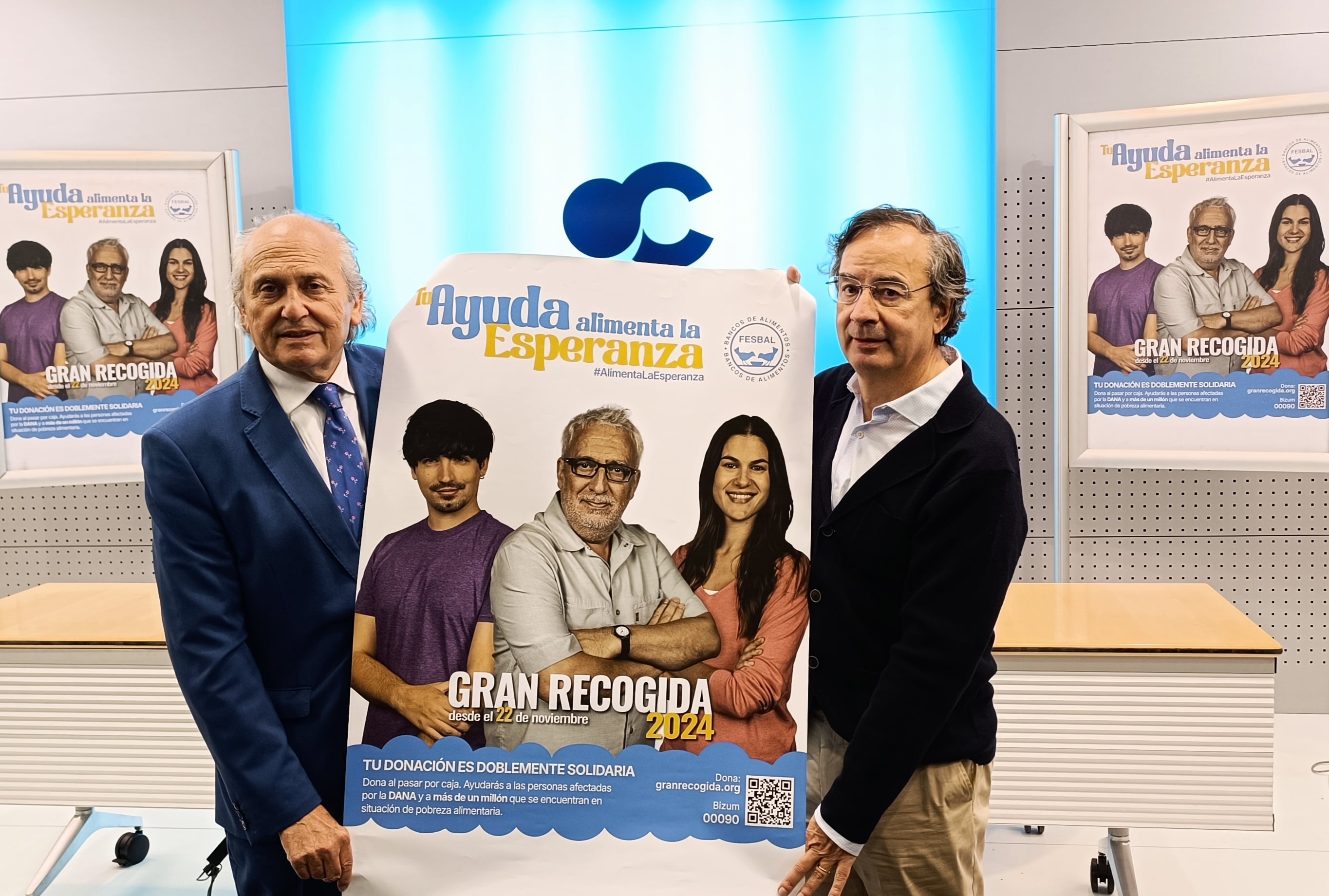 El presidente del Banco de Alimentos de Burgos, Julián Martínez  Pantoja (izda) con el coordinador de la Gran Recogida, Ángel Cuesta, con el cartel de este año