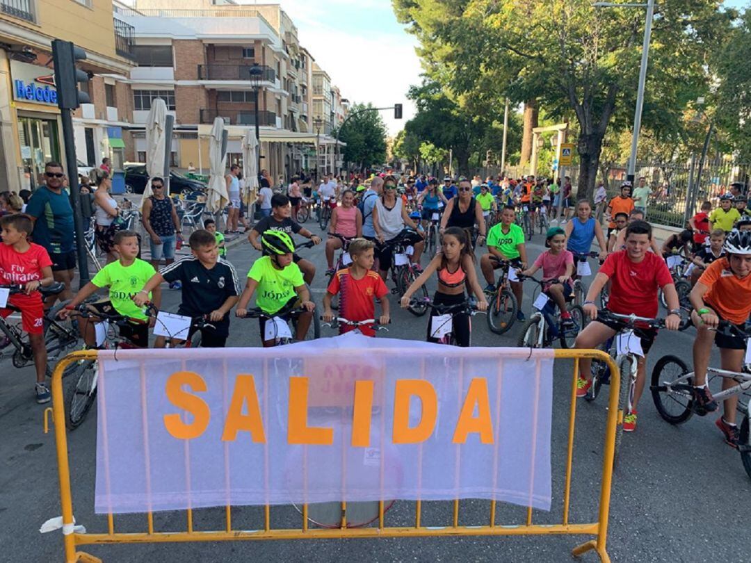 Participantes antes de la salida del paseo ciclista por las calles de la ciudad