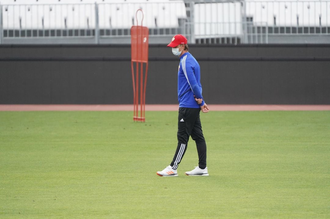 El técnico del Almería en el Estadio Mediterráneo.