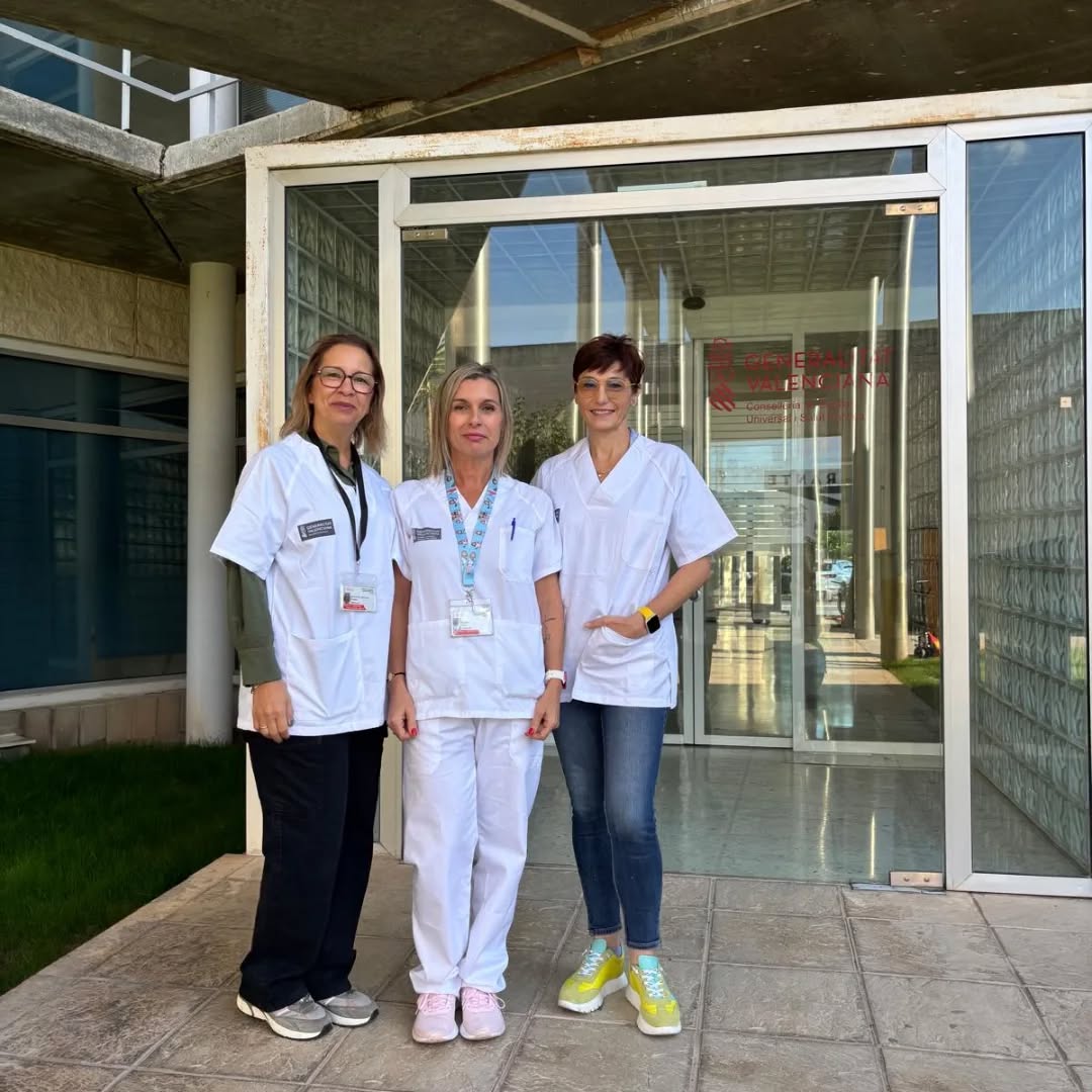 María de los Reyes Haro aparece junto a la directora de Enfermería Manuela Iñesta y la subdirectora médica Natalia Aurora Pérez.