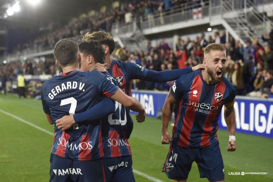 El Huesca celebra el gol al Espanyol con el capitán Jorge Pulido a la cabeza