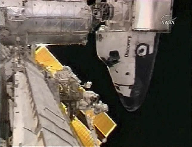 Scott Parazynski trabaja para arreglar los paneles de la ISS