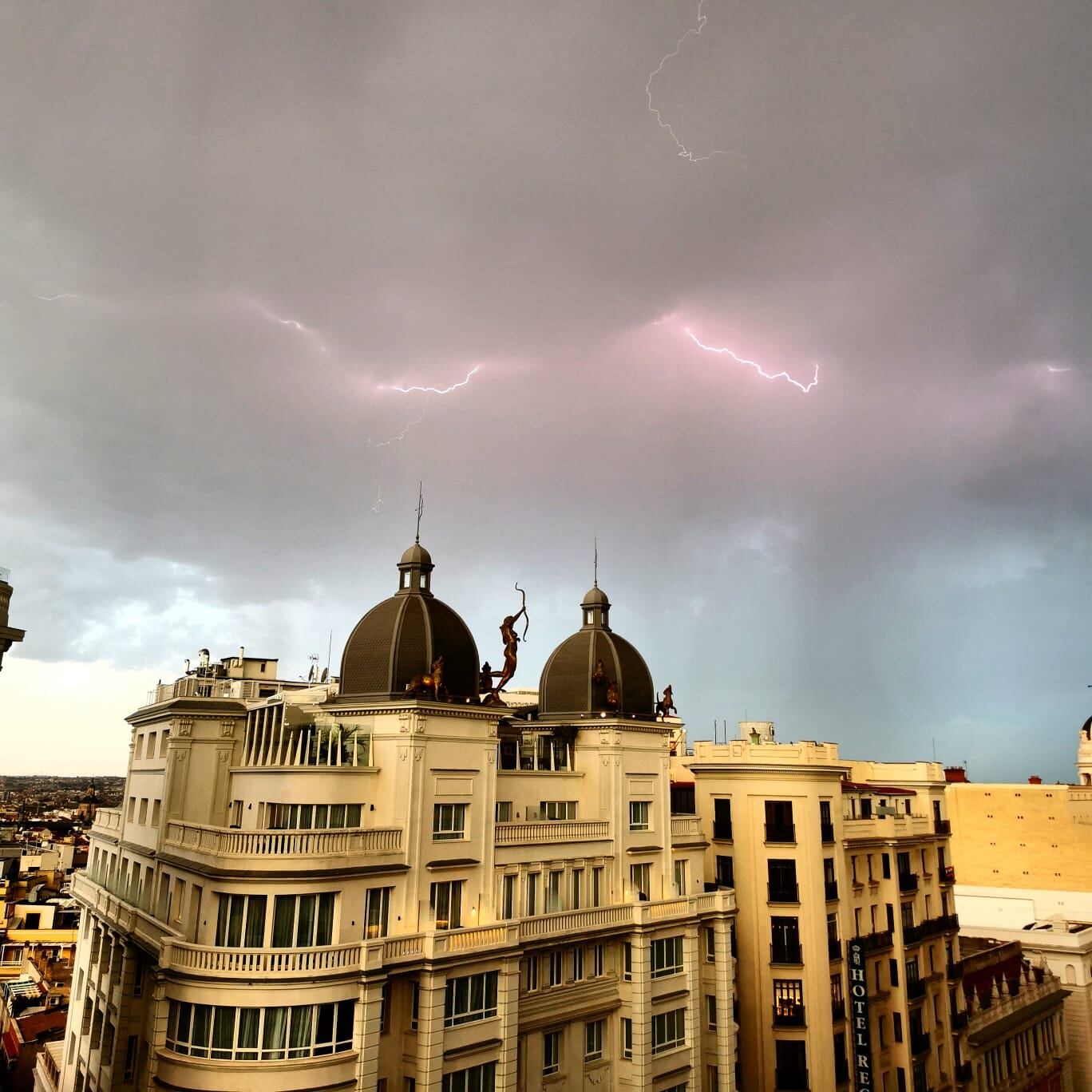 Tormenta sobre la Gran Vía de Madrid