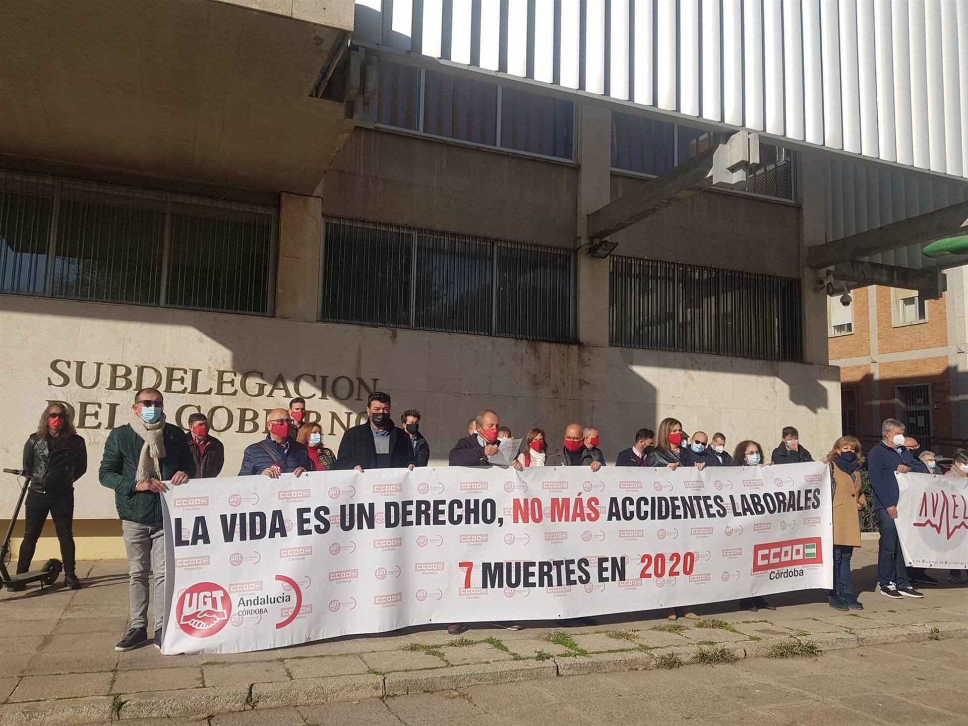 Concentración de UGT y CCOO contra la siniestralidad laboral ante la Subdelegación del Gobierno.