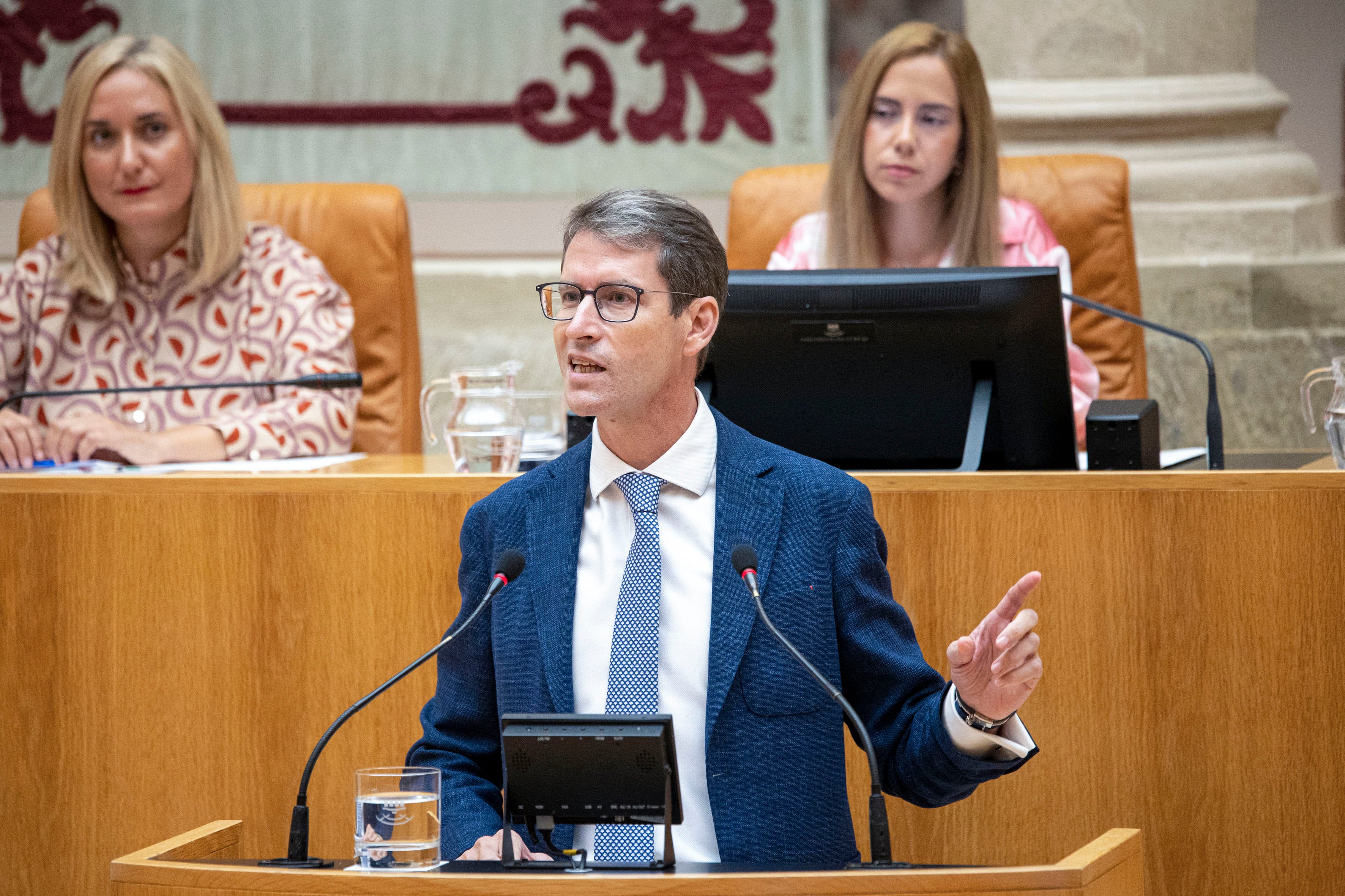 LOGROÑO, 03/09/2024.-El presidente del Gobierno de La Rioja, el popular Gonzalo Capellán, en su intervención en su primer Debate del Estado de la Región de la legislatura, este martes, en Logroño. EFE/ Raquel Manzanares
