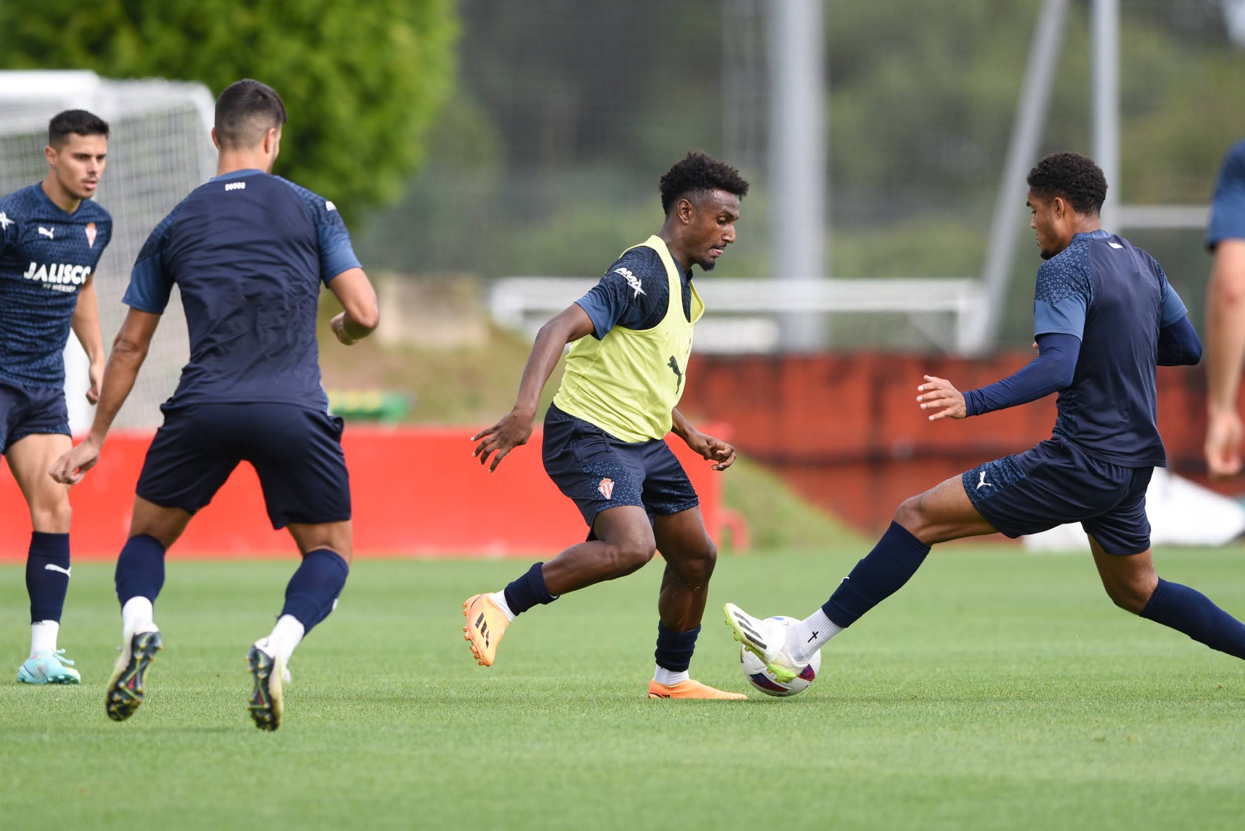 Haissem Hassan disputa el balón durante un entrenamiento en la Escuela de Fútbol de Mareo.