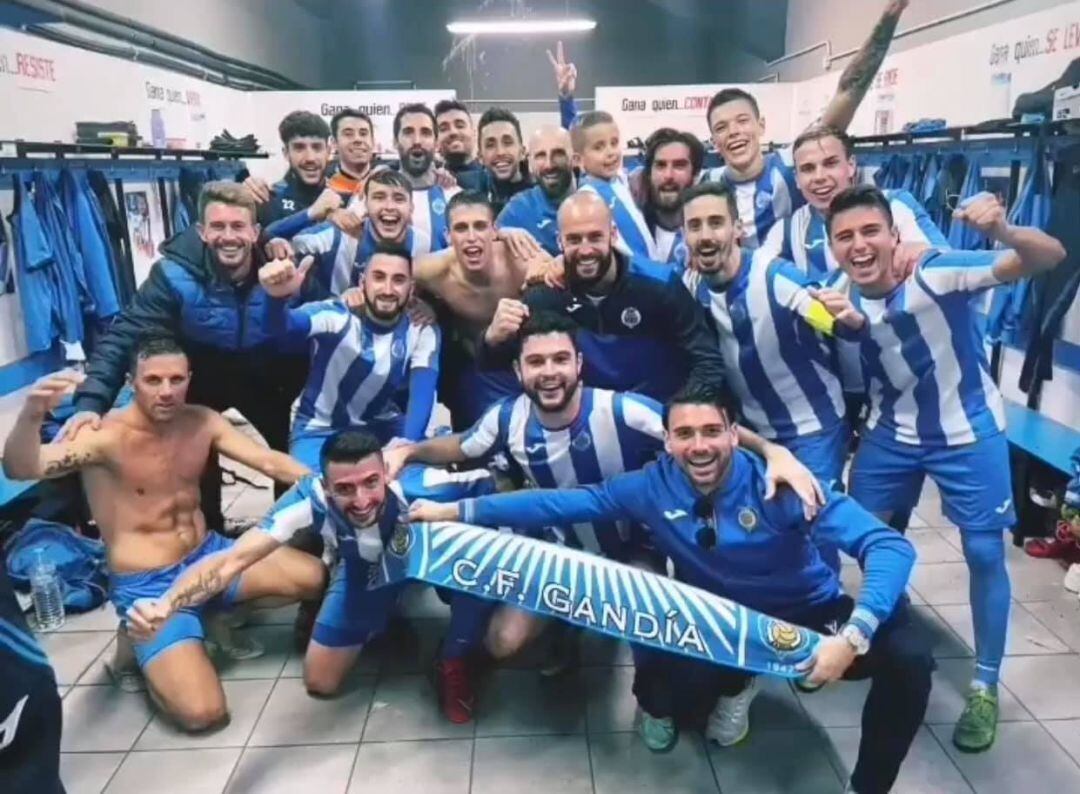 Los jugadores blanquiazules celebrando la victoria