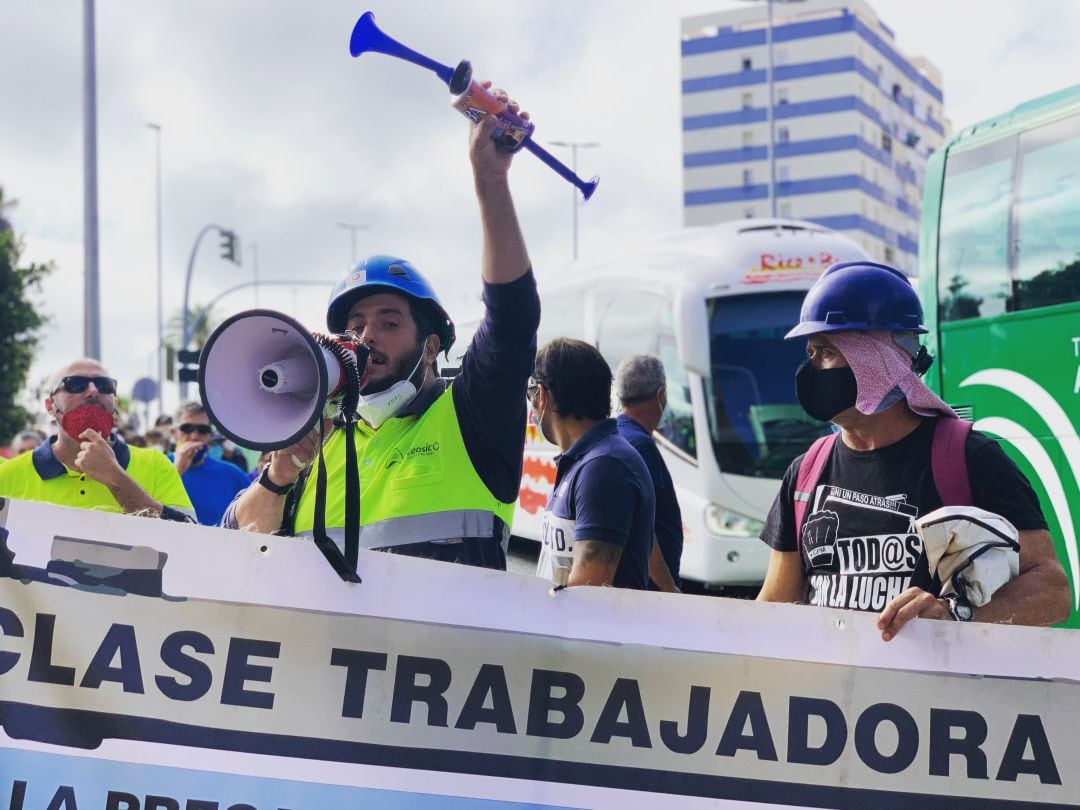 Un trabajador de la industria auxiliar a la llegada de los autobuses a la manifestación