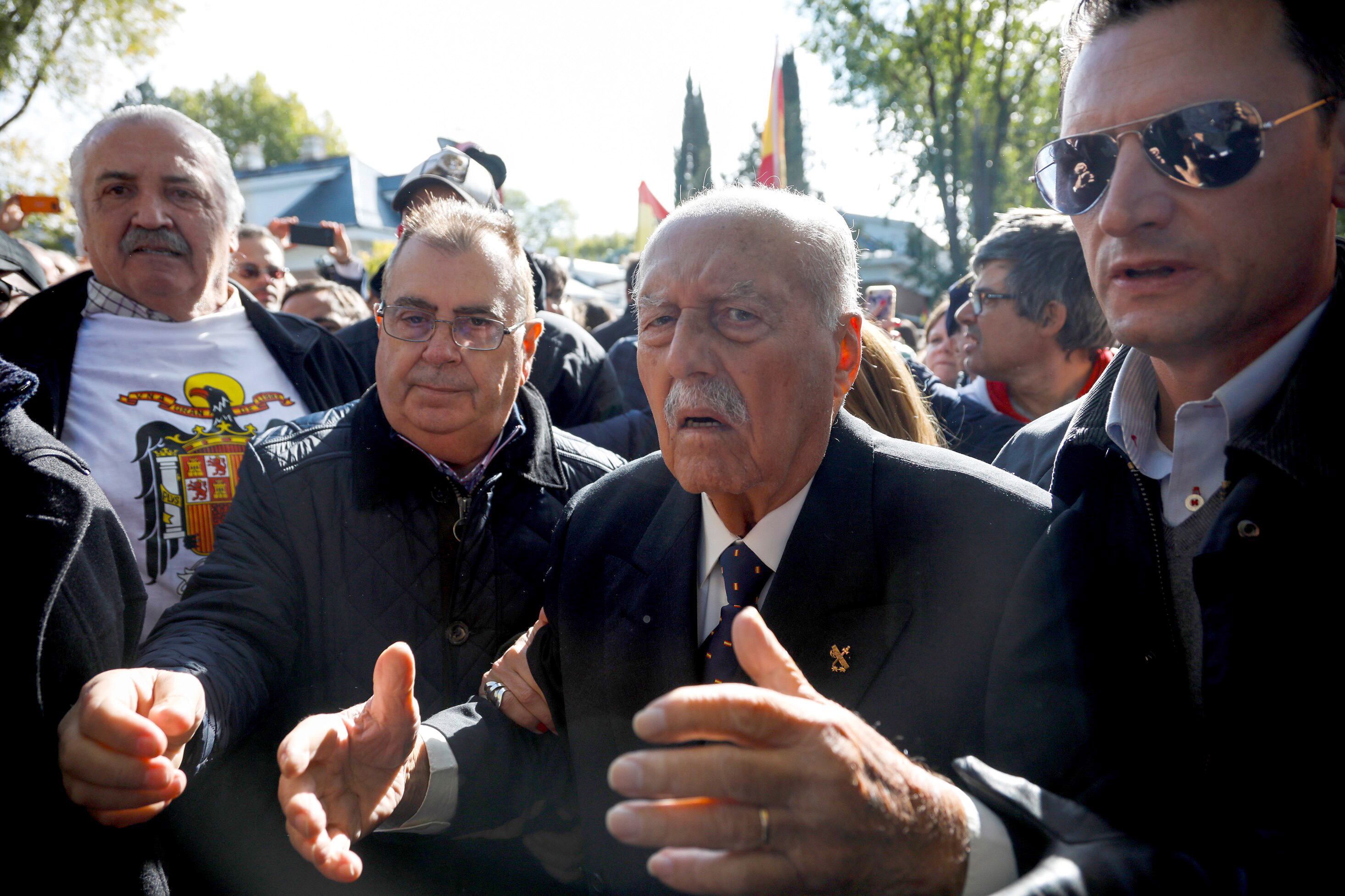 BOGOTÁ (COLOMBIA), 25/02/2026.- Fotografía de archivo del 24 de octubre de 2016 que muestra al teniente coronel de la Guardia Civil Antonio Tejero (c), en Madrid (España). Tejero, que protagonizó la intentona de golpe de Estado del 23 de febrero de 1981 en España, ha fallecido este miércoles a los 93 años, ha confirmado a EFE el despacho de abogados que representa a su familia. EFE/David Fernández ARCHIVO