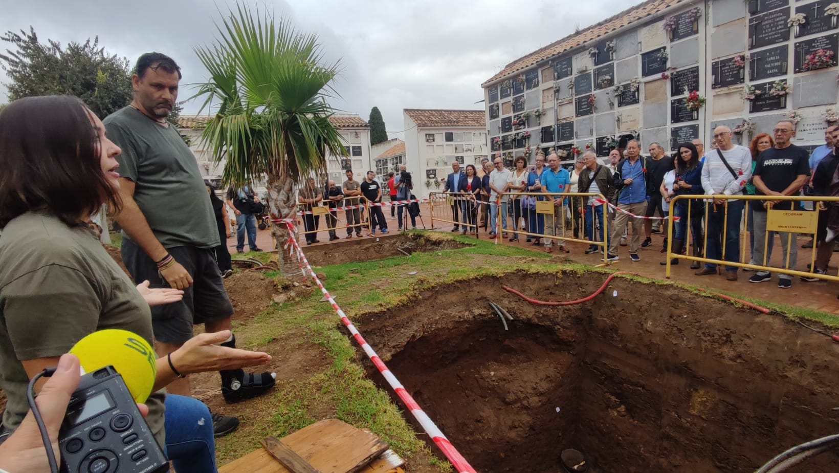 Los arqueólogos Carmen Jiménez y Luis Tovar durante su explicación sobre la intervención en el Cementerio de San Rafael